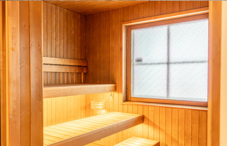 SKES Rakennusliikkeen kohde Hirvirannan leirikeskus, valoisa sauna.