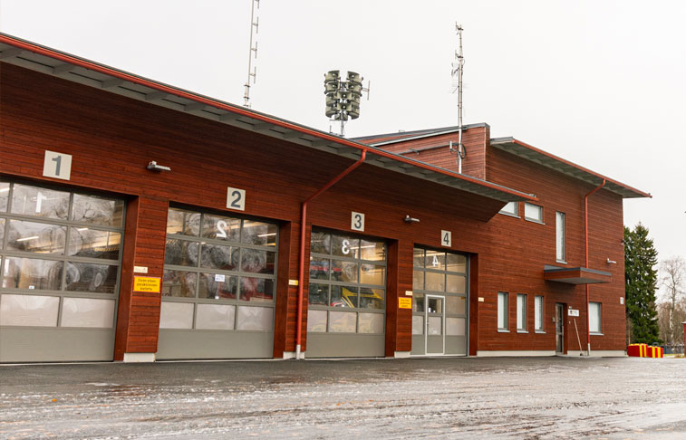 Polvijärven pelastusasema, kalustohalli ja päärakennus.