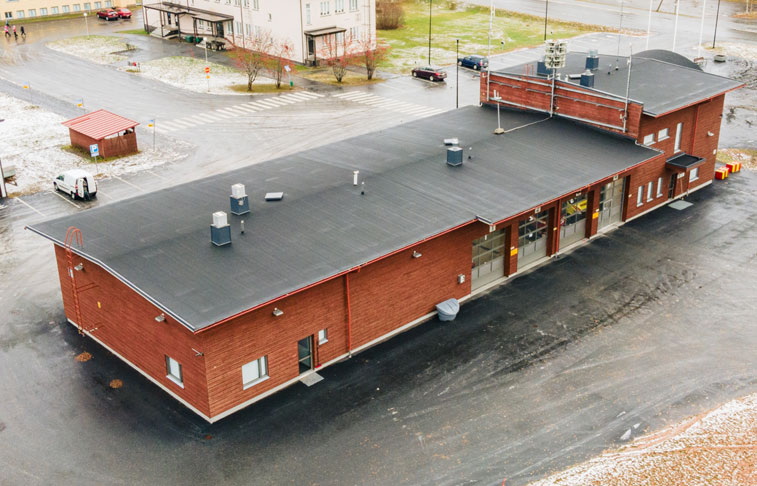 Ilmakuvassa Polvijärven uusi pelastusasema, SKES Rakennusliikkeen saneeraus- ja uudisrakennuskohde.