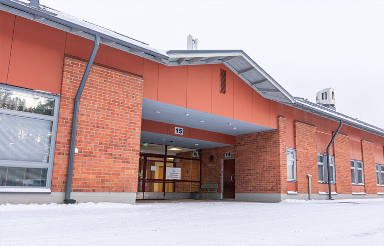 SKES Rakennusliikkeen kohde Honkalampi-keskus Ylämyllyllä, julkisivu.