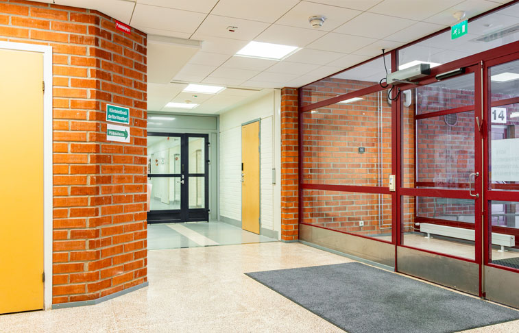 SKES Rakennusliikkeen kohde Honkalampi-keskus Ylämyllyllä, valoisa aula.