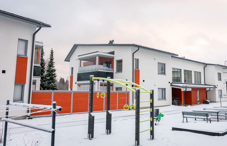 SKES Rakennusliikkeen uudiskohde Asunto Oy Siihtalantie 12, piha ja leikkipaikka.